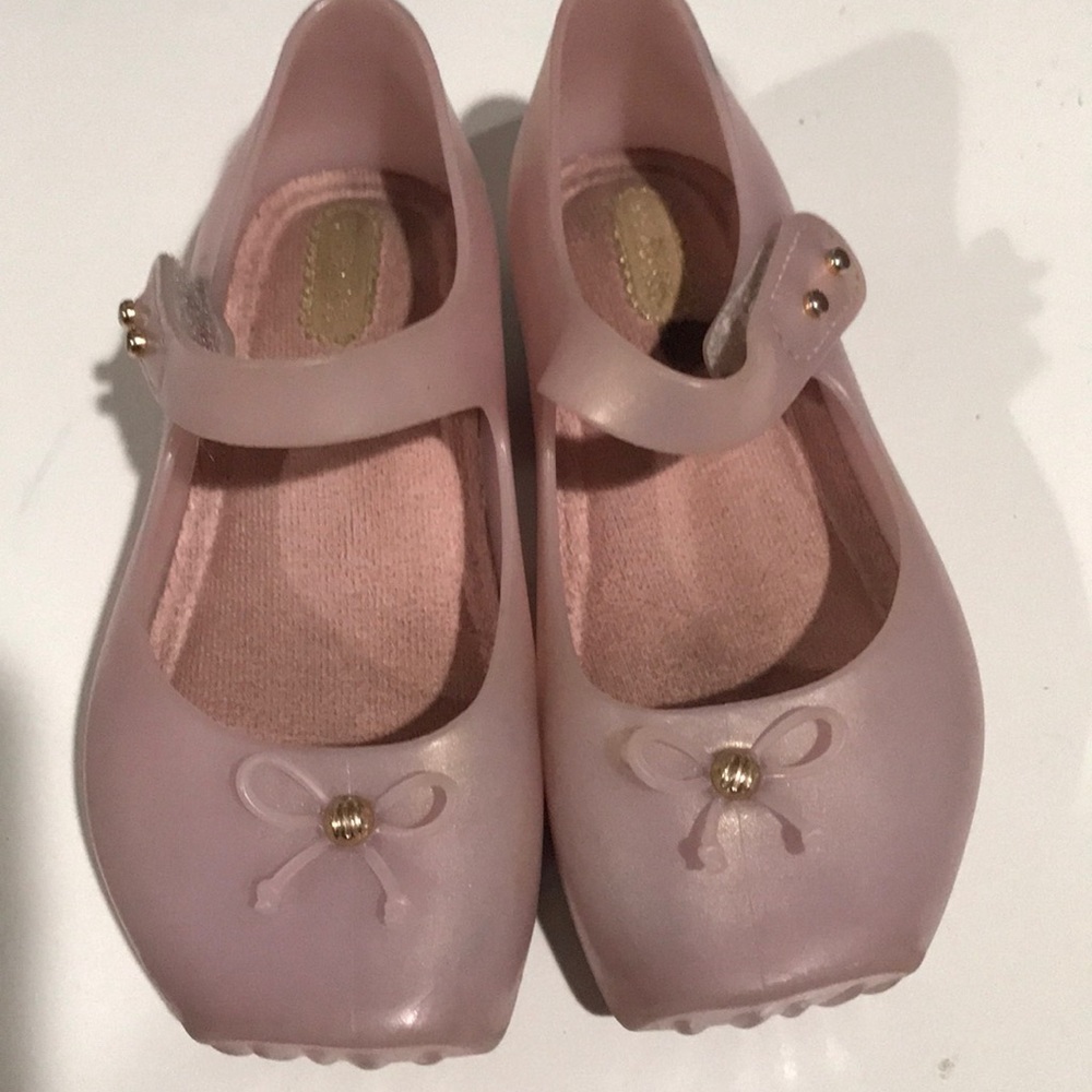 Pink shoes with bow and gold accent